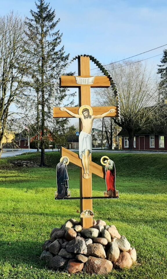 Крест недалеко от храма в честь Честнаго и Животворящего Креста Господня в городе Йыгева