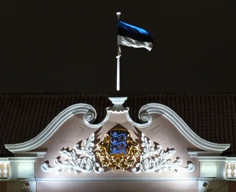 Eesti lipp Riigikogu hoone katusel