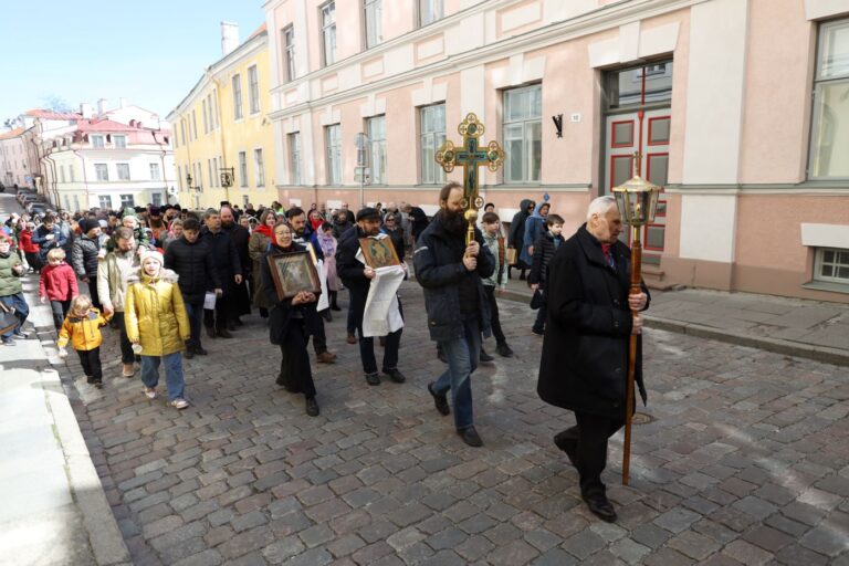 Jeruusalemma Püha Haua kirikus süttinud Püha Tuli jõudis Tallinna