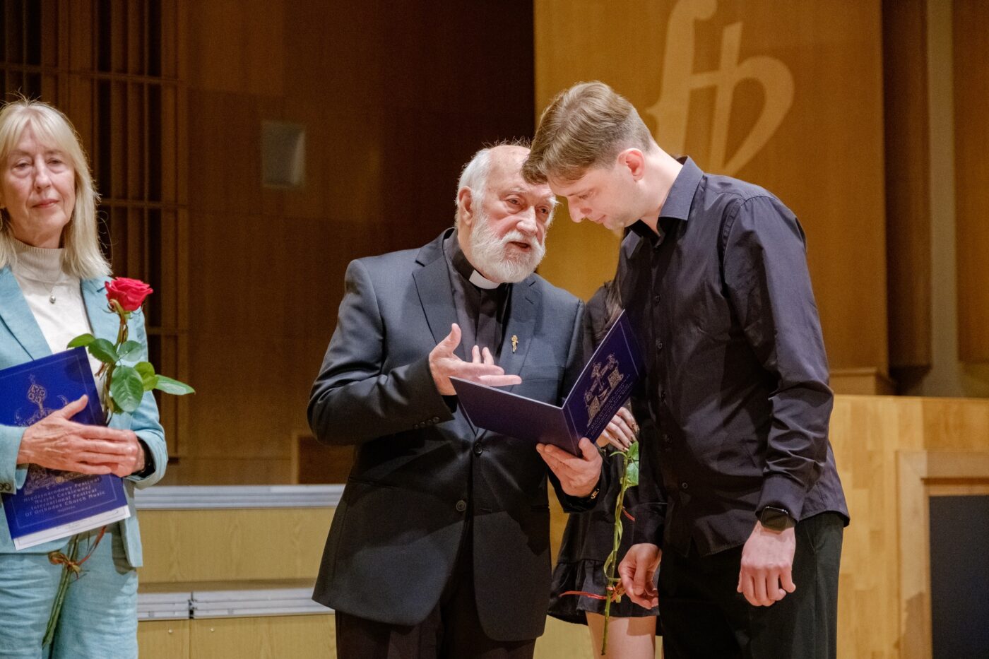 Ansambli Rejoice juht Sergei Mironov saab kätte festivali laureaadi diplomi