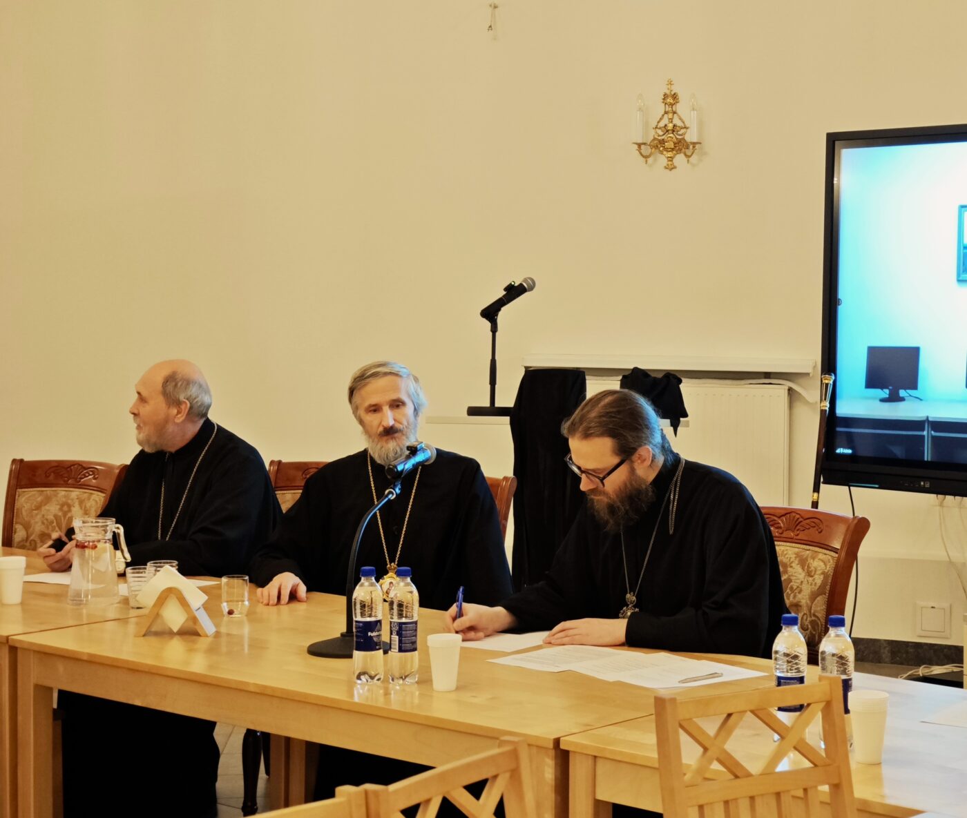 Piiskopkonna nõukogu liikmed (vasakult paremale): ülempreester Oleg Vrona, Maardu piiskop Sergi ja Tartu piiskop Daniel