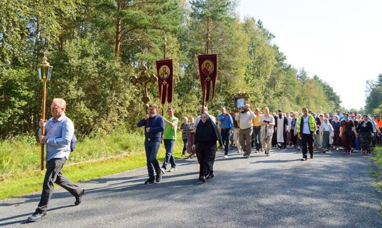 Ristikäik Vasknarvast Pühtitsa kloostrisse Jumalaema Uinumise imettegeva ikooniga